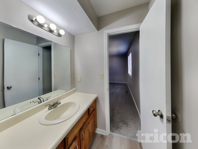 Building Photo - 3014 Silver Fox Dr