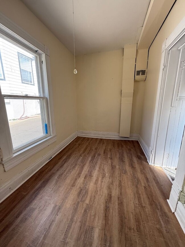 Building Photo - 618 N 40th St