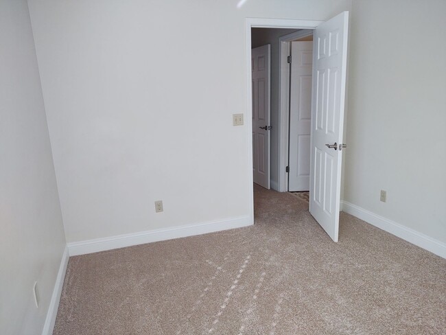 Building Photo - Gorgeous 3 bedroom 2 bath townhome with FL...
