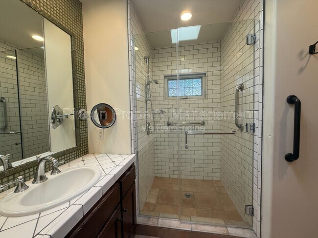 Building Photo - 2166 Palomar Ave
