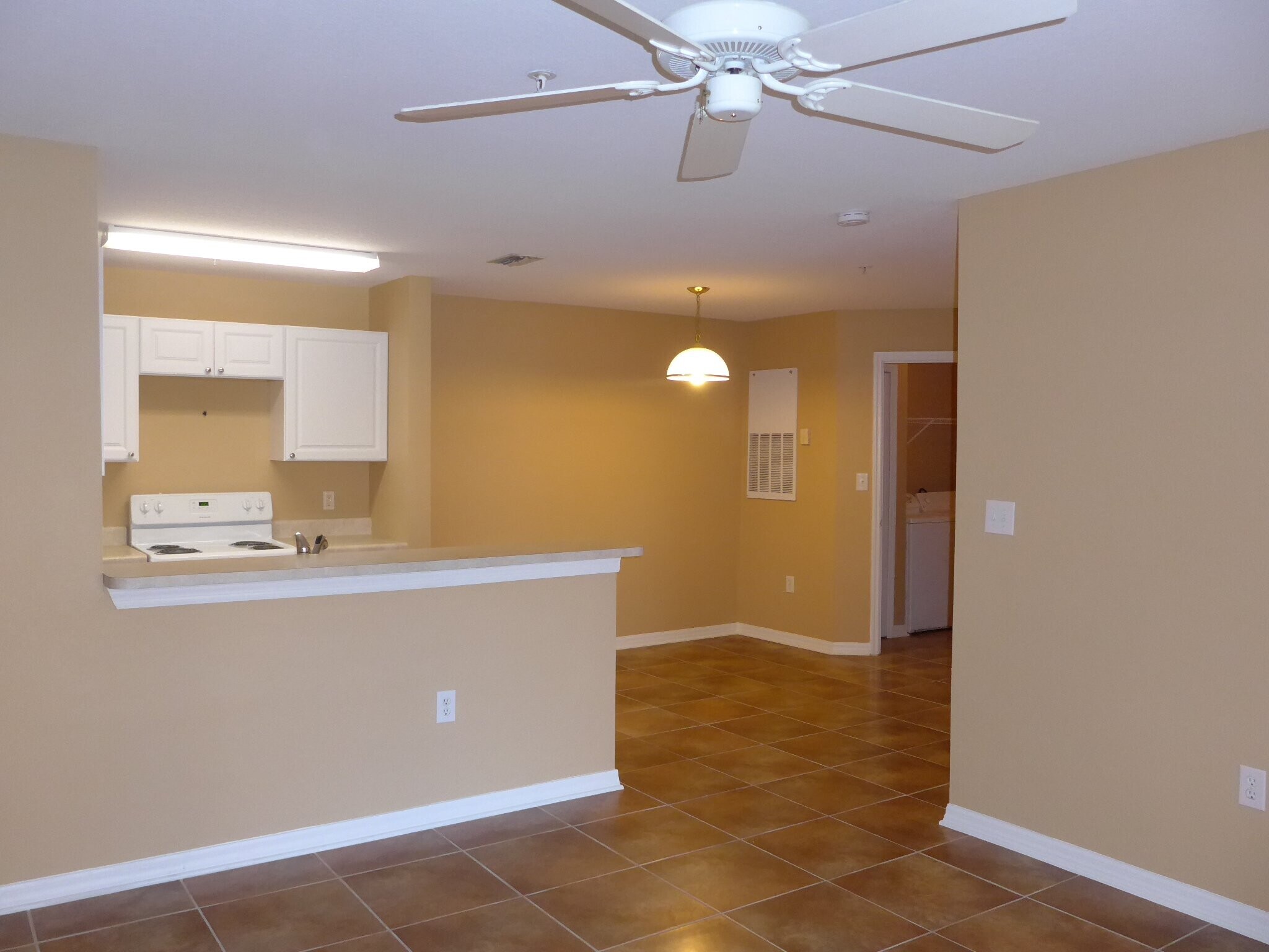 Building Photo - 5475 Vineland Rd