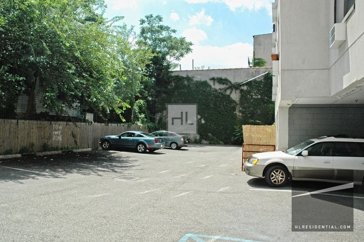 Building Photo - METROPOLITAN AVENUE