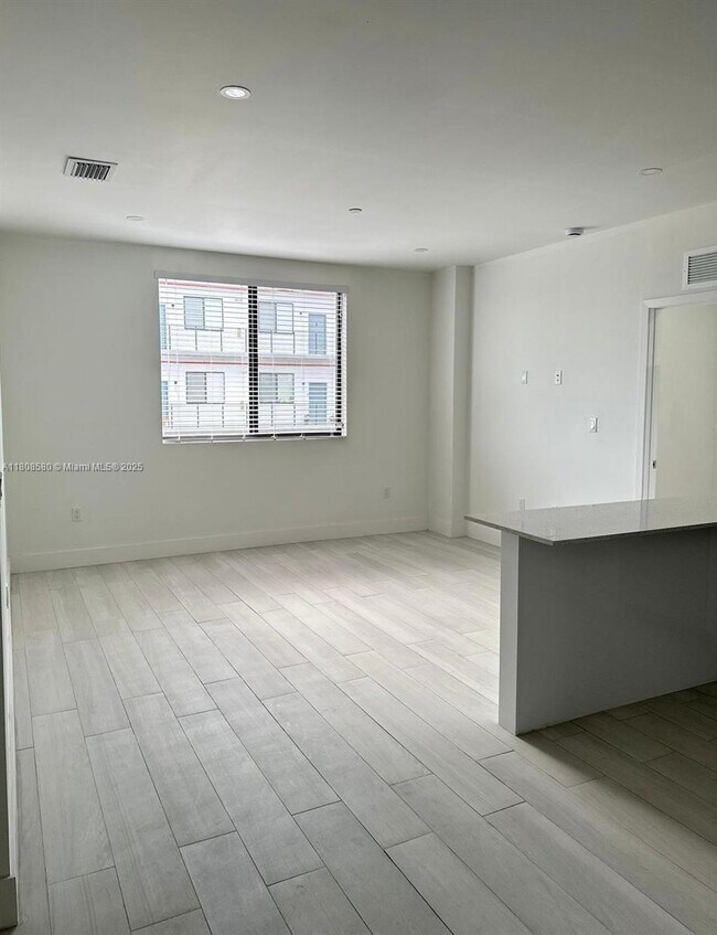 Building Photo - 1091 E 17th St