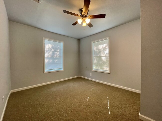 Building Photo - 150 Huisache St