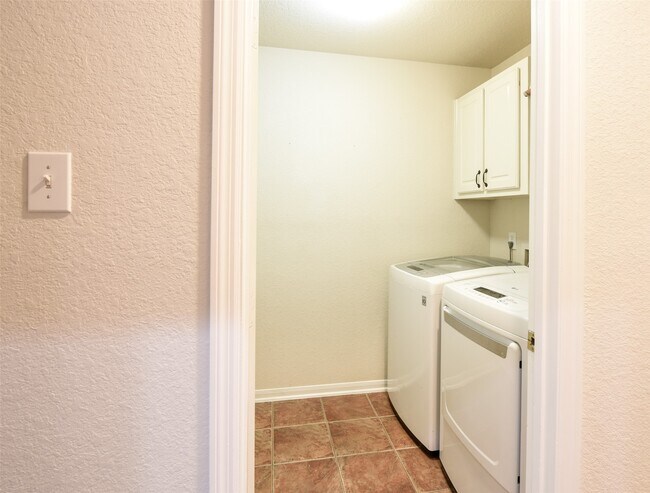 Building Photo - 22 E Hobbit Glen Dr