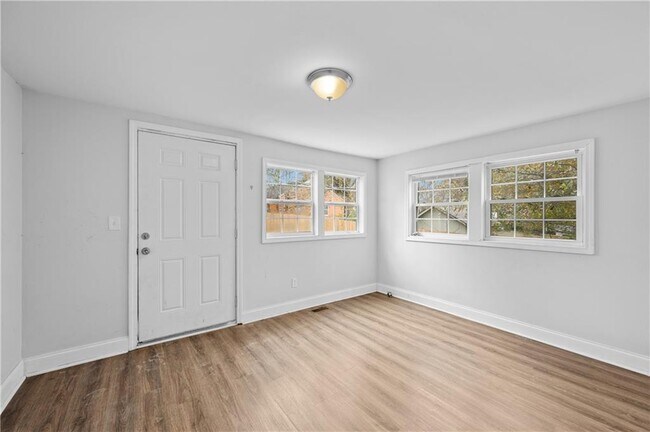 Building Photo - 1124 Graymont Dr SW