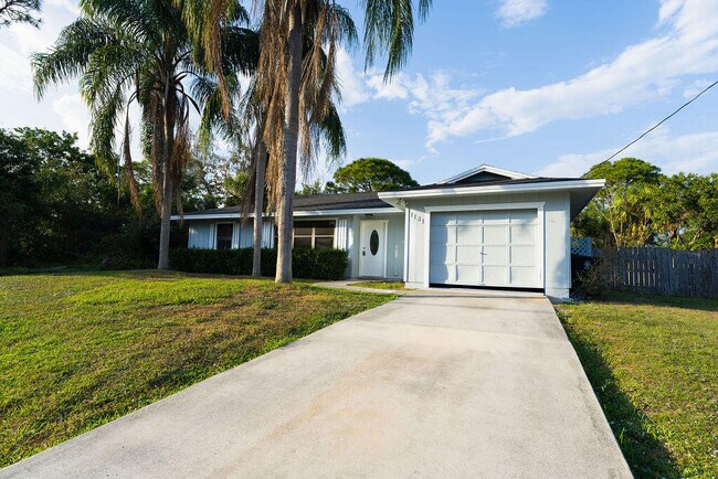 Building Photo - 1181 SW Sarto Ln