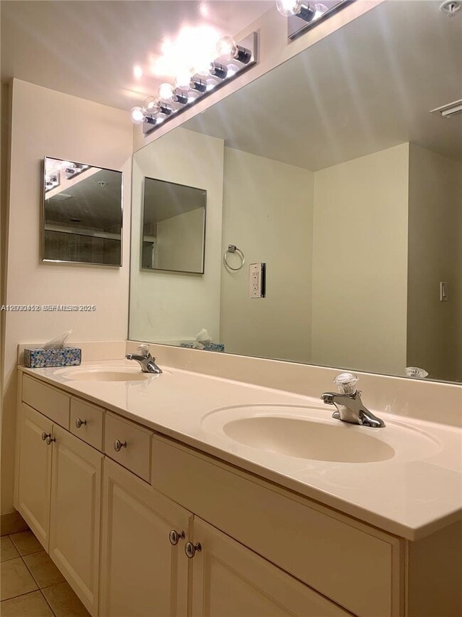 Building Photo - 529 E Sheridan St