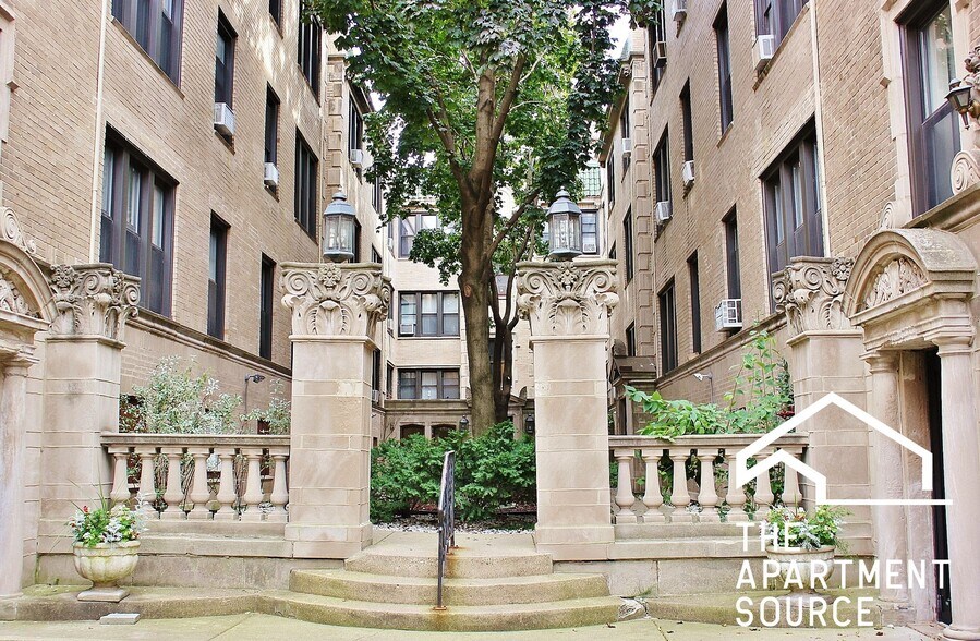 Building Photo - 621 W Melrose St