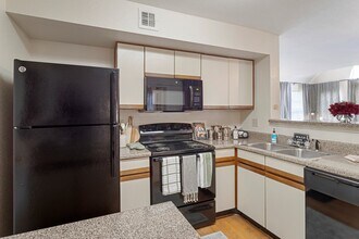 Building Photo - Culture, Dining & Parks Just Minutes Away!