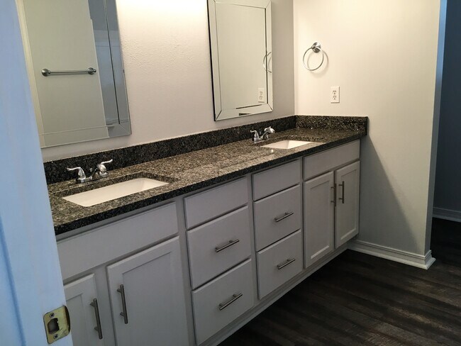 Building Photo - 902 Lauderhill Ln