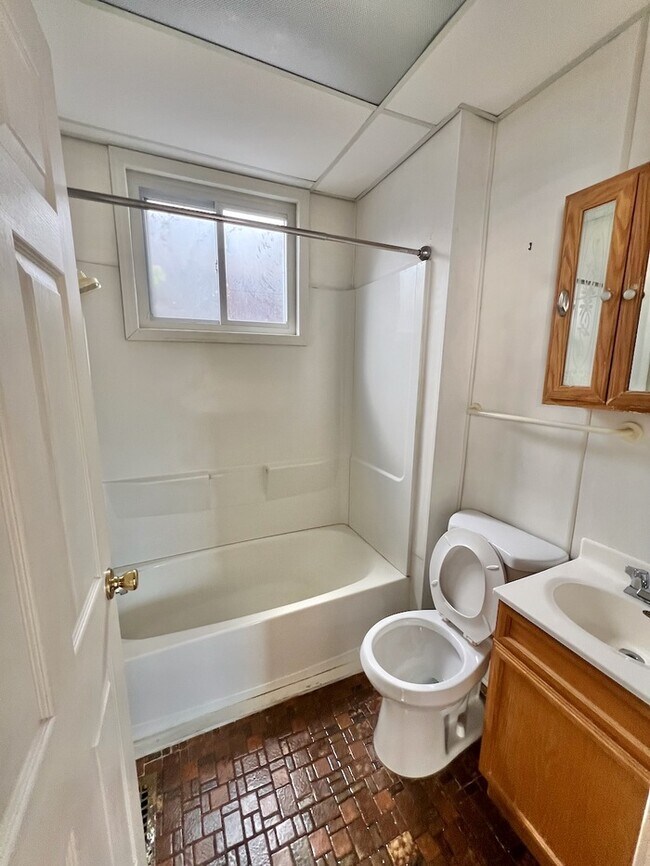 Building Photo - Unique Oakley Ranch!