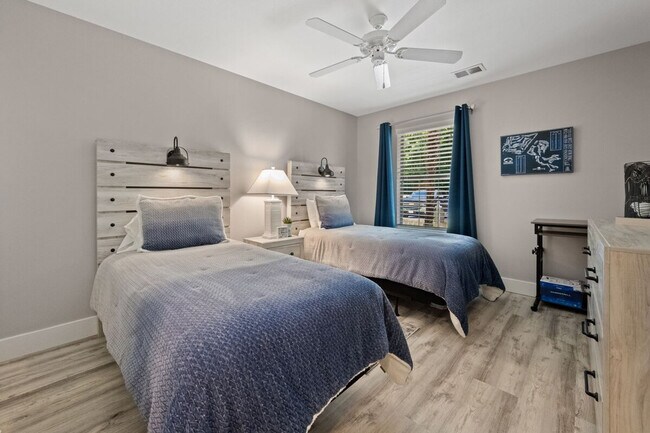 Building Photo - 410 Blue Stem Dr