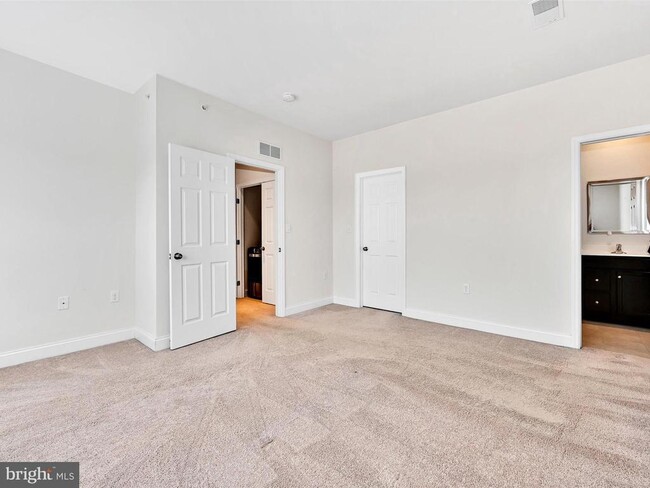 Building Photo - 147 Putnam Way
