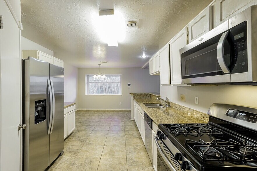 Building Photo - 16746 Summer Dawn Ln