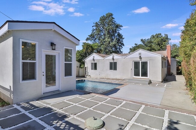 Building Photo - MOVE-IN READY 5BR w/pool + guest unit w/half bath!