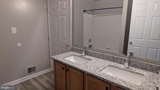 Building Photo - 1875 Tiger Lily Cir