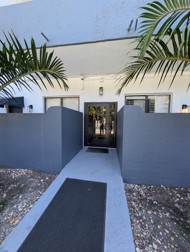 Building Photo - 2715 Tigertail Ave