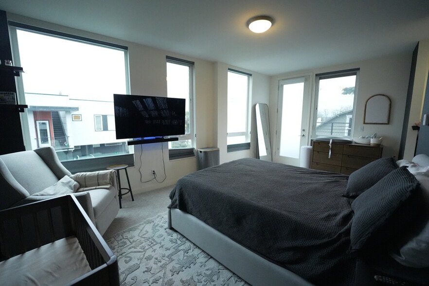 Building Photo - 2064 SW Charlestown St