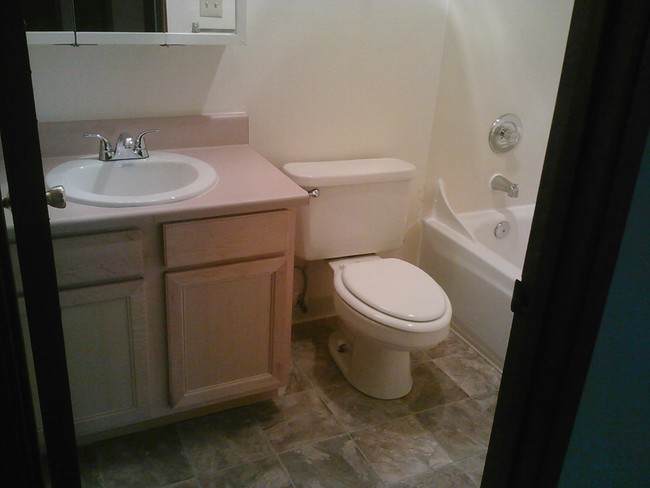 Full Bathroom - Willow Terrace