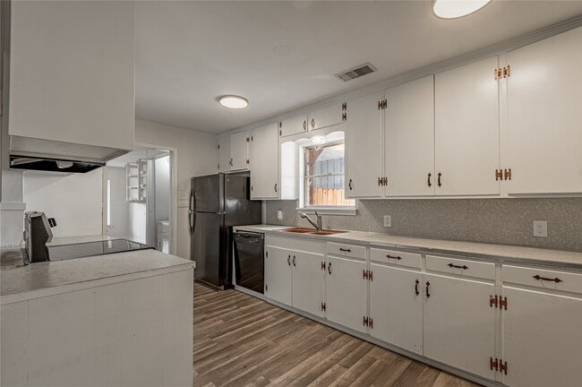 Building Photo - 1819 Ave Q