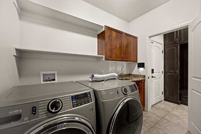 Building Photo - "Spacious 5-Bed Oasis with 3 Baths in Washington, UT – 3,171 Sq Ft of Comfort!"