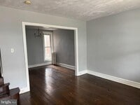 Building Photo - 160 Roselyn St