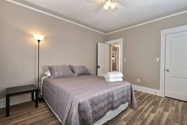 Building Photo - Large 2BR/1BA Downtown House Steps From Daffin Park