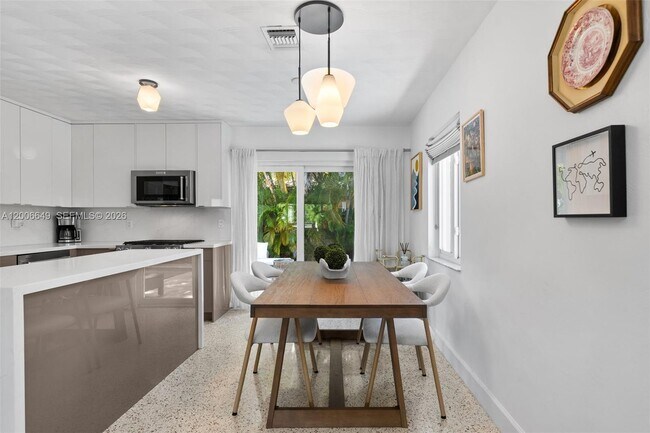 Building Photo - 930 N 11th Ct