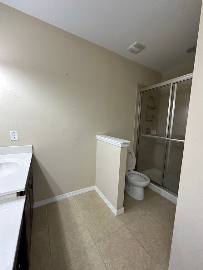 Building Photo - 3/2/2 Town Home Style Condo at Maintenance...