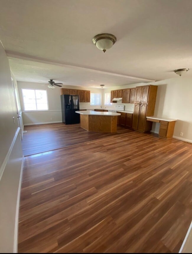 Building Photo - Spacious 4 Bed 2 Bath Home in Roy, UT with Fully Fenced Yard