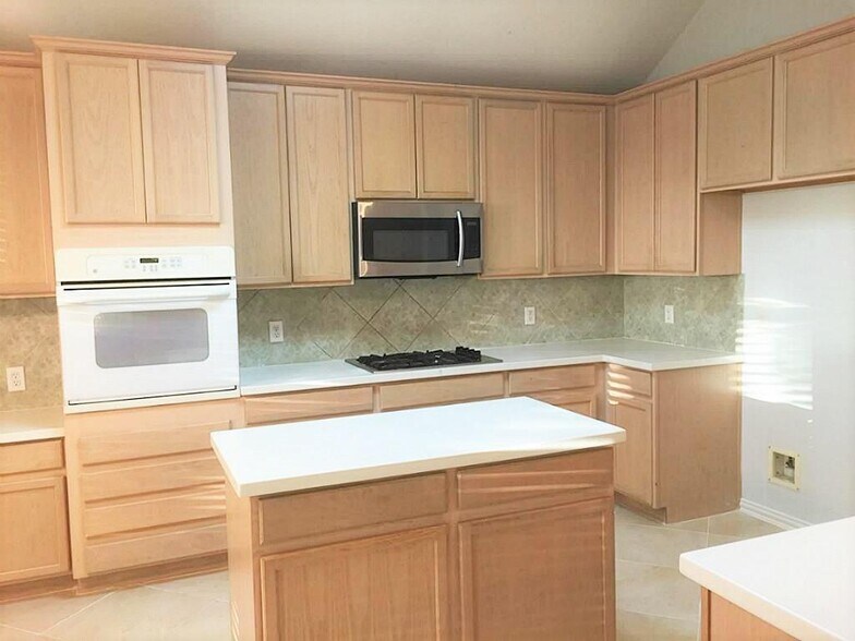 Building Photo - 2604 Hidden Creek Dr