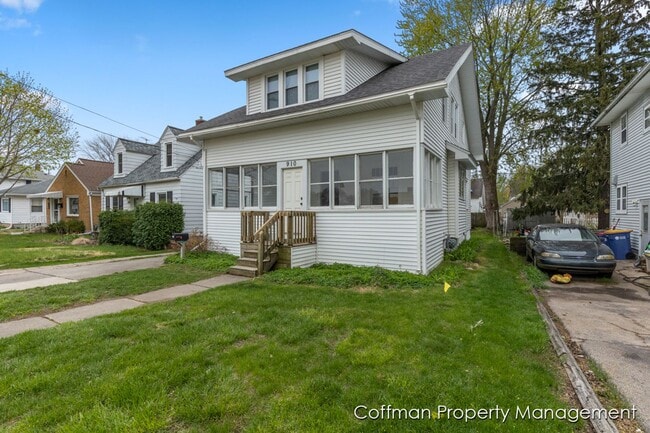 Building Photo - 4 Bed, 2 Bath Single Family Home