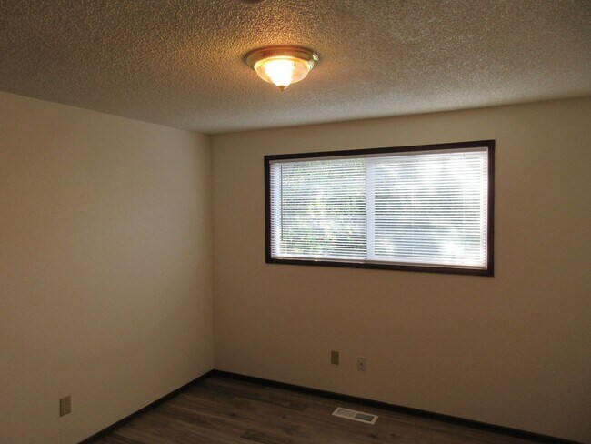 Building Photo - Spacious Two Bedroom Duplex