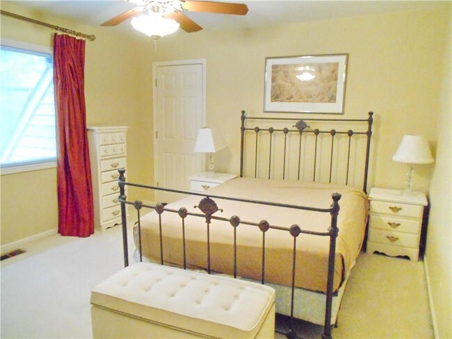 Building Photo - 1530 Scenic Hollow Dr