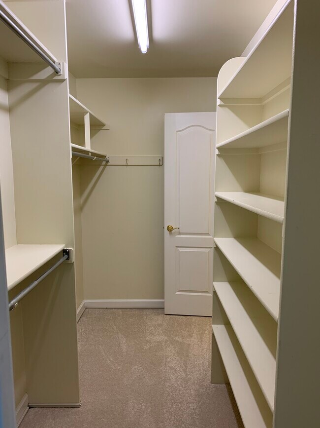 Master bedroom wall-in closet - 6916 Fairfax Dr