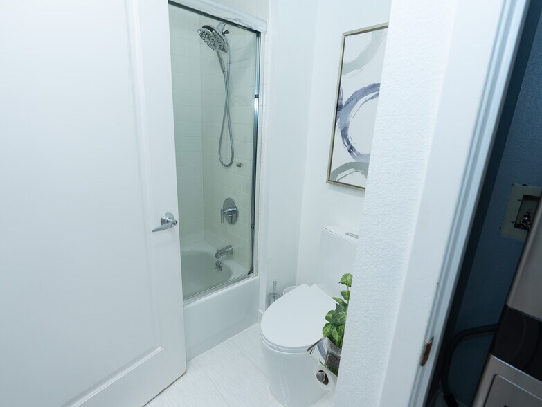 Building Photo - 88 King St