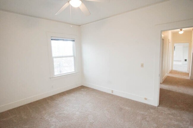 Building Photo - Lease this Beautiful Sullivan's Gulch Vint...