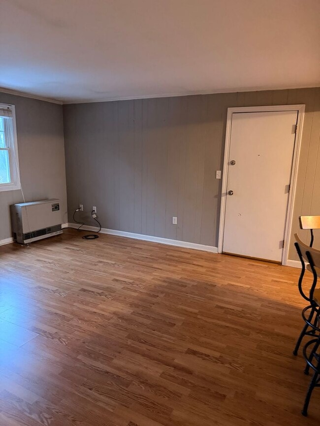 Building Photo - Downtown Kittery, walking distance to the Portsmouth Naval Shipyard!