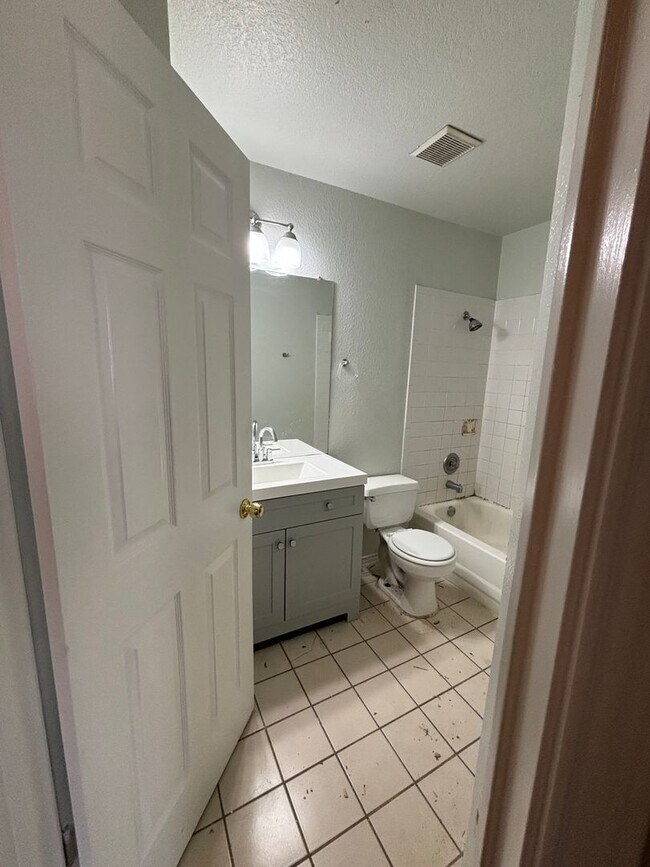 Building Photo - PRELEASING FOR MID JULY! 3 Bedroom 2 bath in the heart of South Austin
