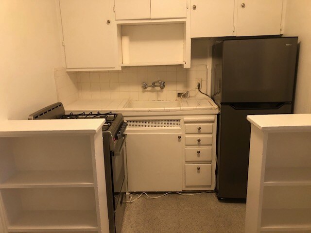 Building Photo - 303 S Doheny Dr