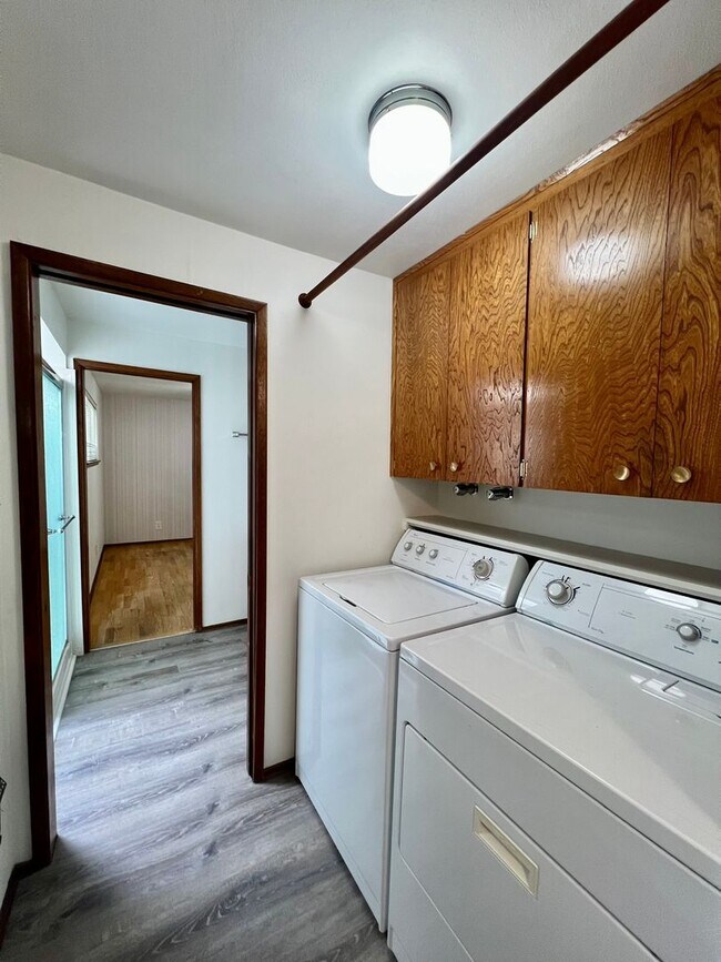 Building Photo - Updated 3BD Rambler w/ Exterior Amenities