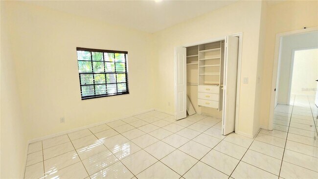 Building Photo - 3037 Crest Dr