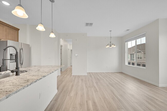 Building Photo - $2,250 - 2 Bed,1 Bath, Updated townhome in...