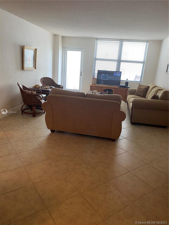 Building Photo - 9225 Collins Ave