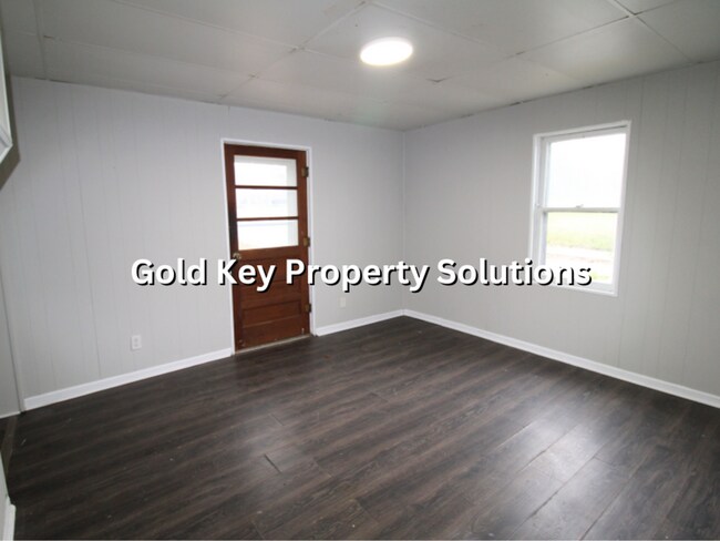 Building Photo - All Electric 2 BR 1 BA House with Main-Level Laundry Hookups (NO SECTION 8)