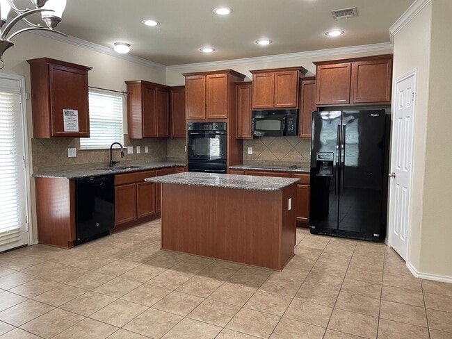 Building Photo - Application Received! 3 bed, 2 bath with B...