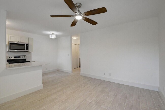 Primary Photo - 525 S Broadway