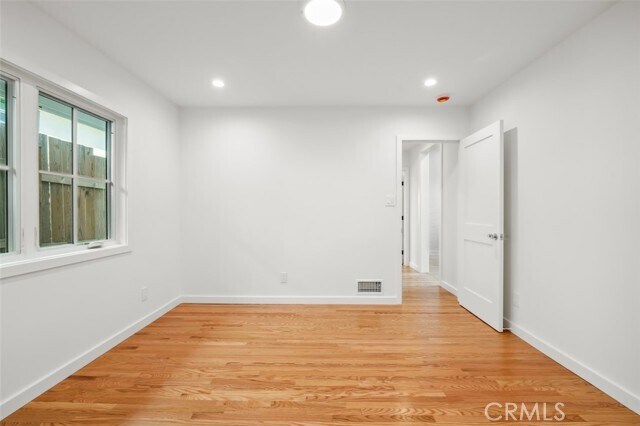 Building Photo - 2549 Beachwood Dr
