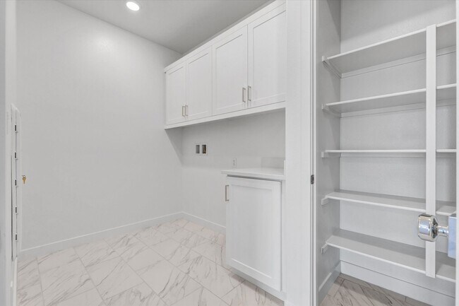 Building Photo - 2058 Hollyleaf Ter